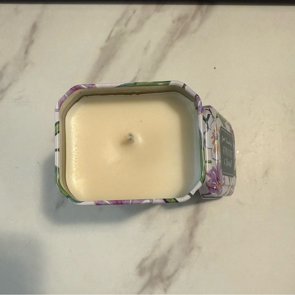 Apricot & Basil Soy Sceanted Candle - Picture 2 of 3